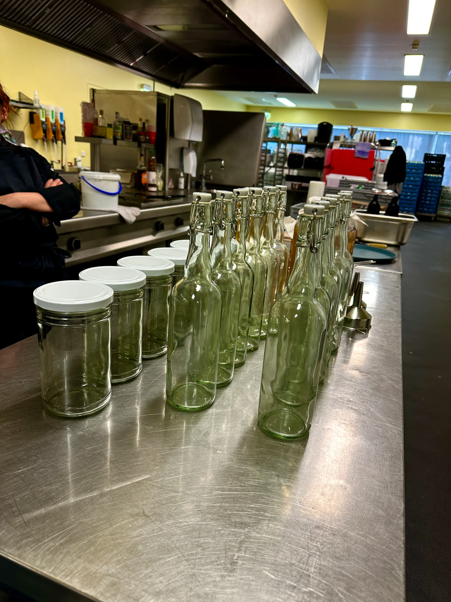 B2B Workshop Schladming Köche Kombucha Flaschen Edelstahltisch