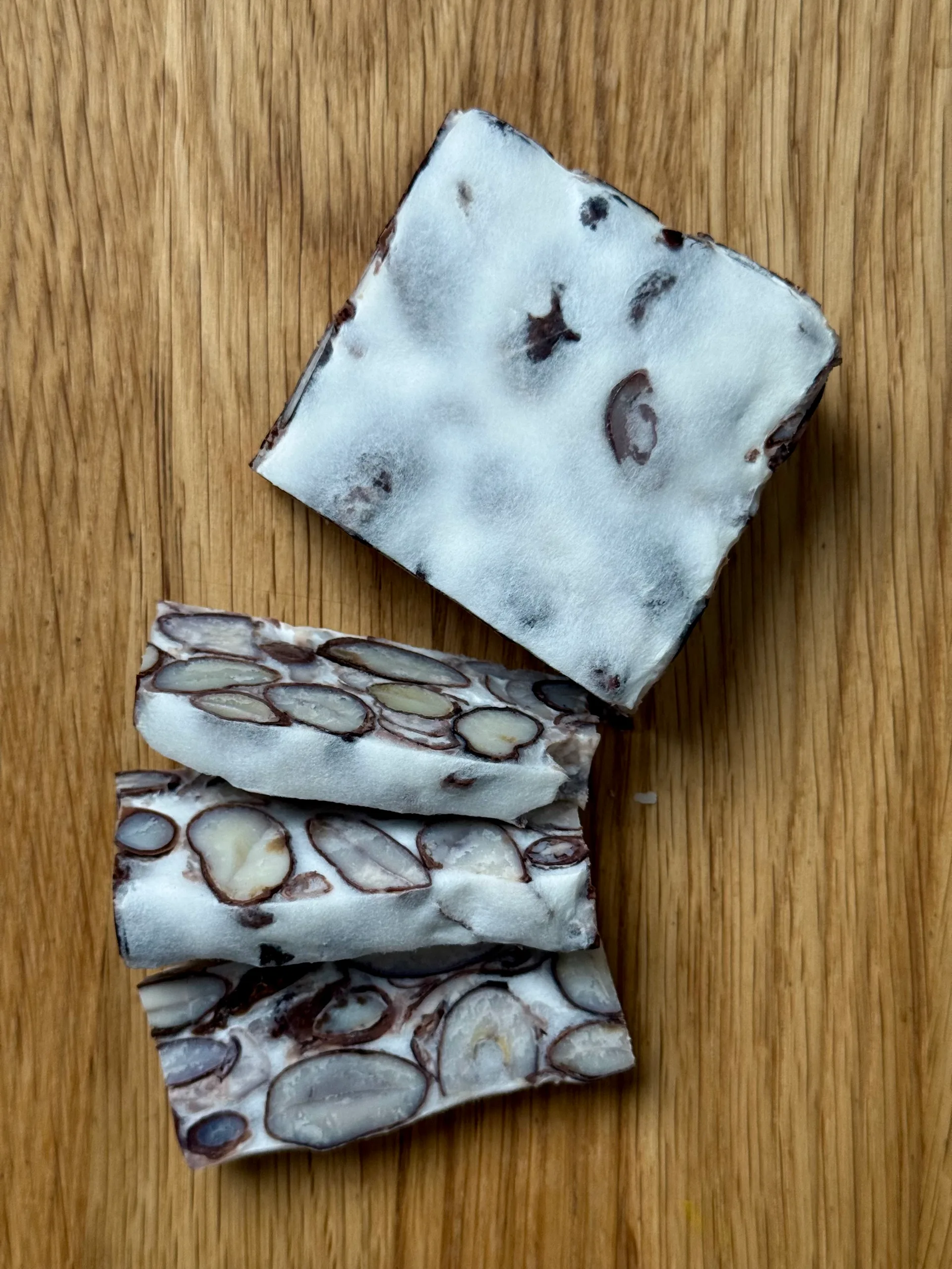 Käferbohnen Tempeh Block Schnitten auf Holzbrett Fermentation