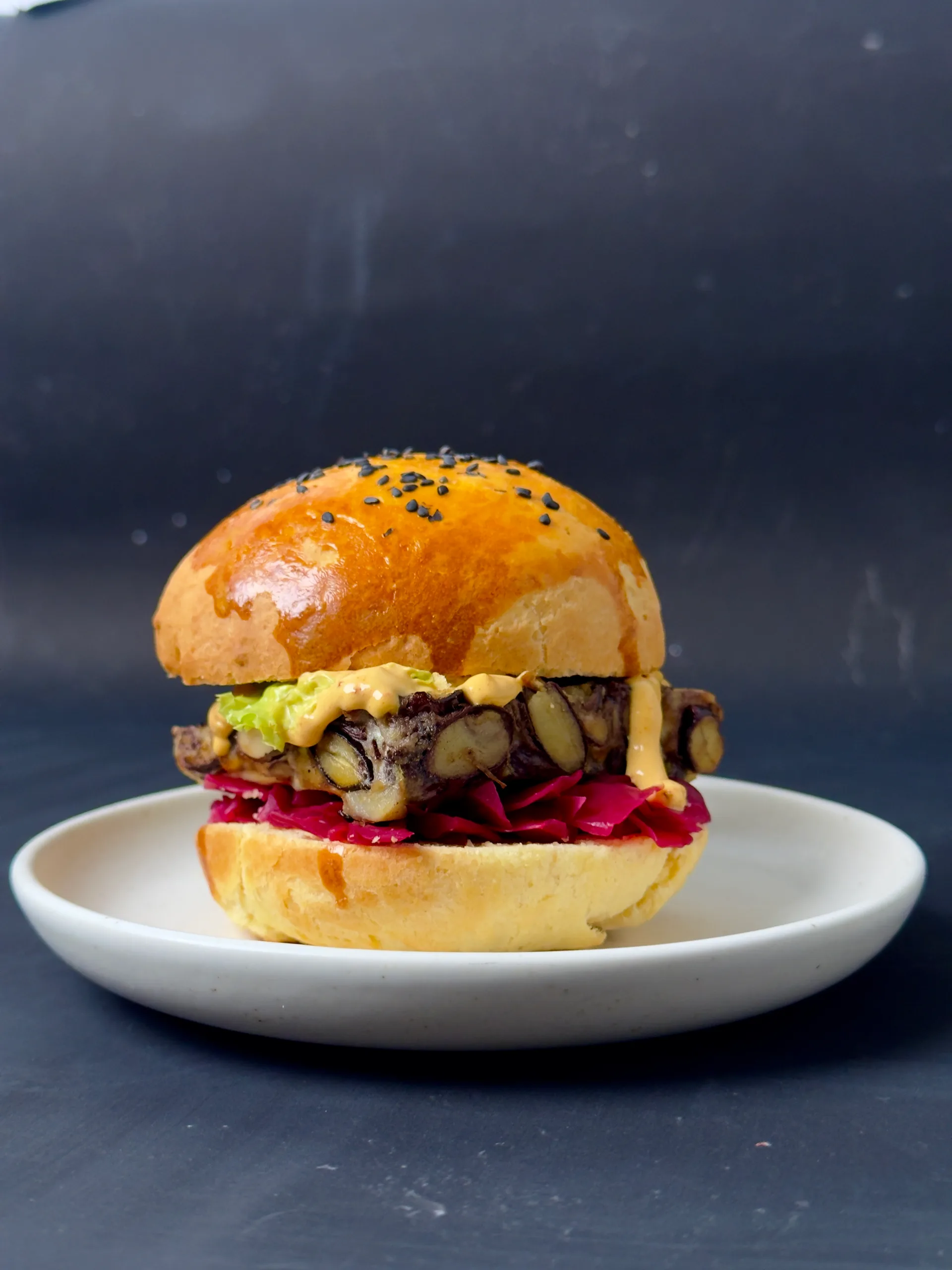Käferbohnen Tempeh Burger mit Rotkraut Kimchi