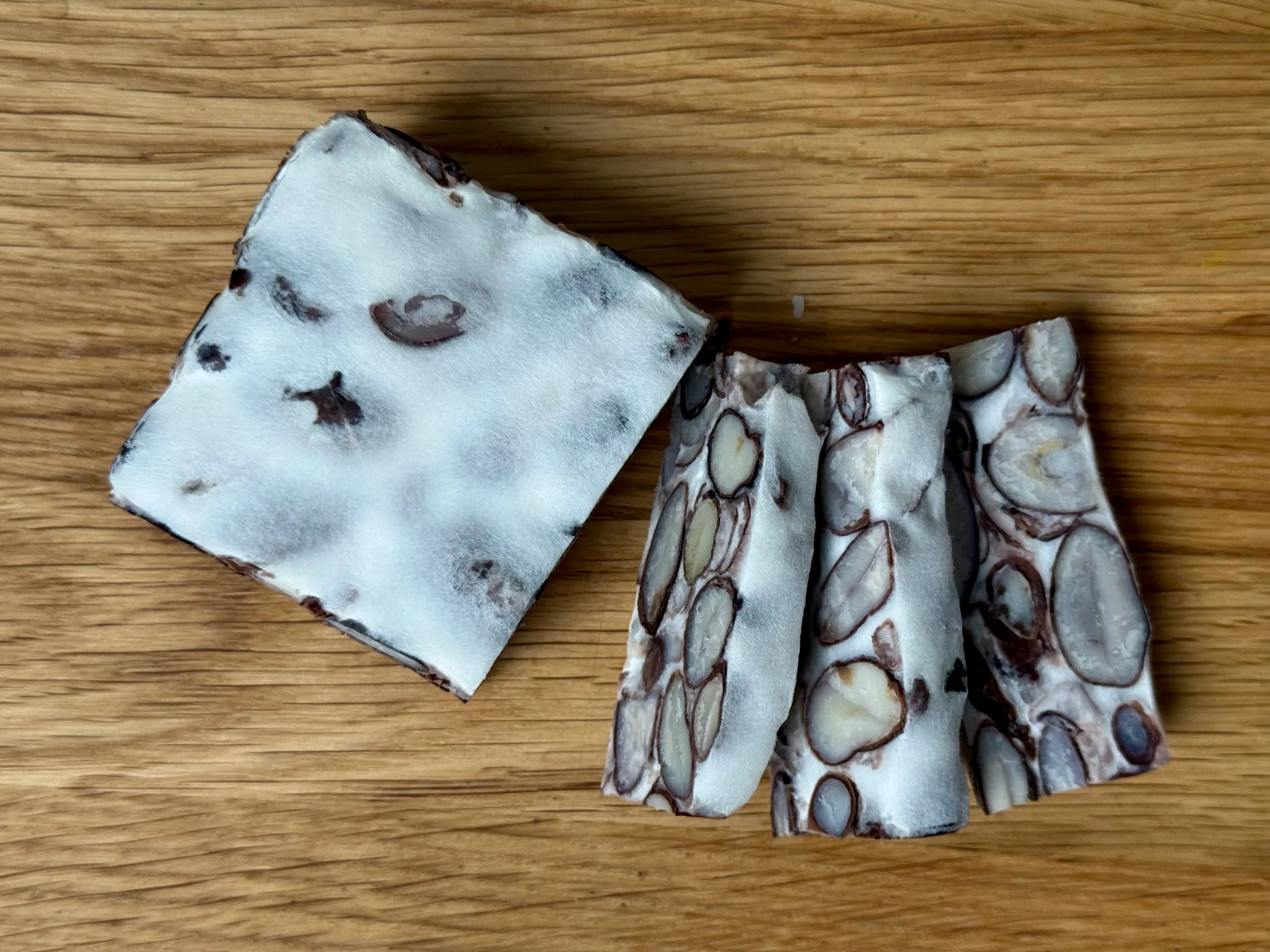 Käferbohnen Tempeh roh auf Holzbrett quer