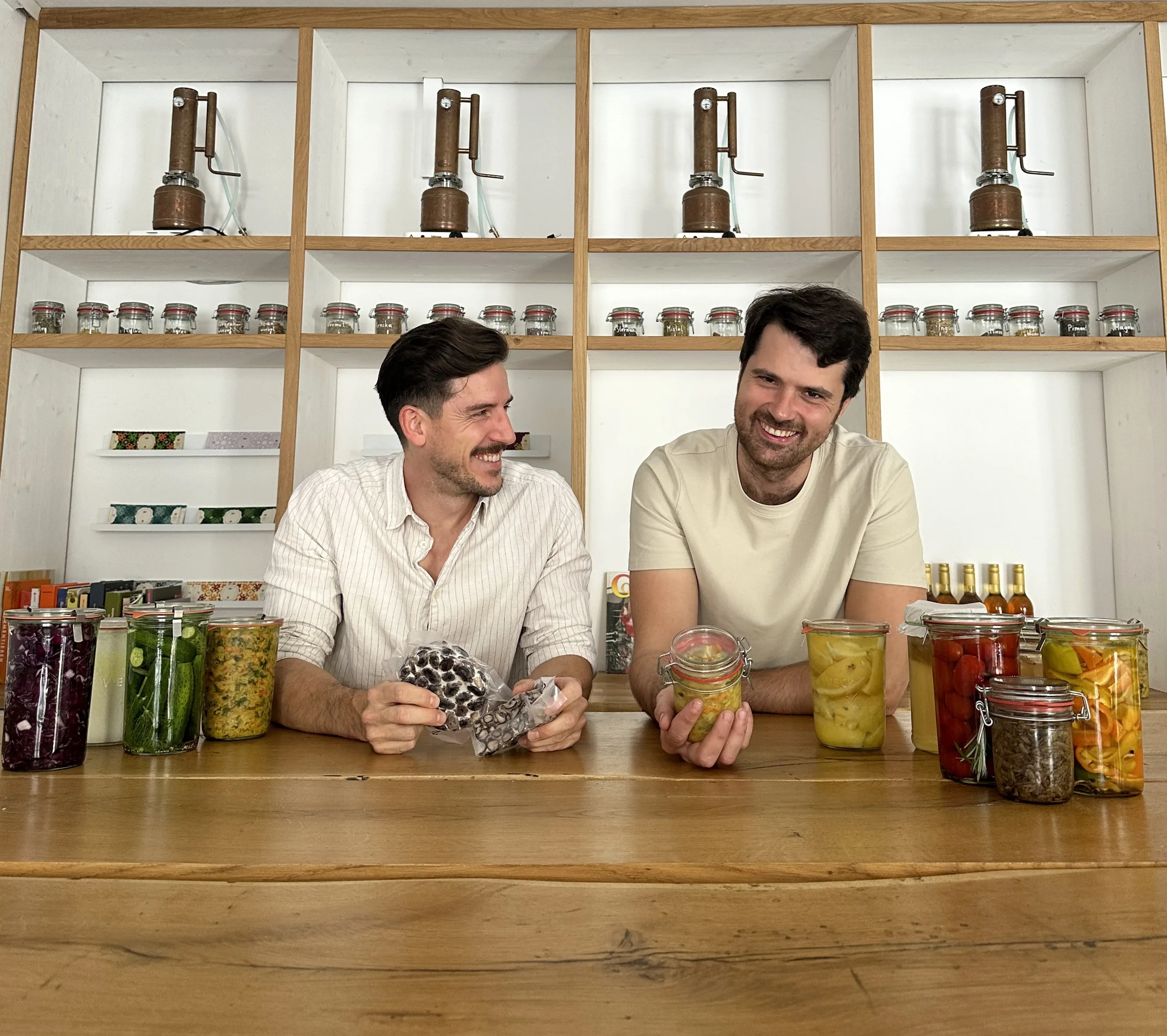 Marcel und David - Fermentfreude OG Team am Holztisch mit Fermenten wie Laktogemüse und Tempeh