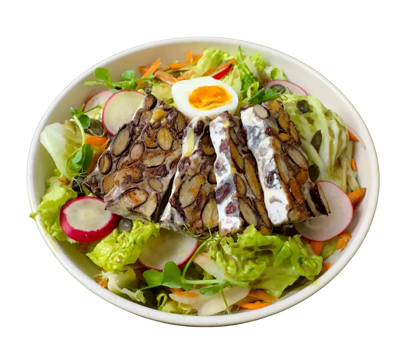 Tempeh auf Salat ohne Hintergrund