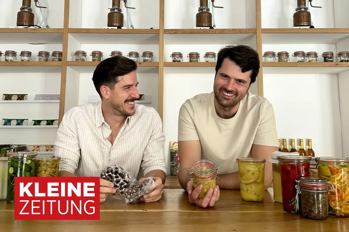 presse-card-1 – Die Fermentfreude-Gründer David Haider und Marcel Rauminger mit Käferbohnen-Tempeh und fermentiertem Gemüse.